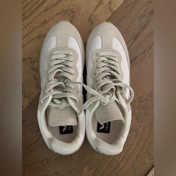 Like New VEJA Rio Branco Sneakers, size 7 womens - Picture 2 of 9